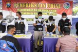 Petugas memeriksa urine sopir bus antarkota dalam provinsi di Terminal Bungurasih, Sidoarjo, Jawa Timur, Selasa (29/12/2020). Pemeriksaan tes urine ini dilakukan sebagai antisipasi persiapan mudik Tahun Baru 2021 sekaligus menekan penggunaan narkotika di kalangan sopir bus serta menekan angka kecelakaan akibat human error. Antara Jatim/Umarul Faruq/Mas