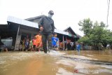 Gubernur Kalsel Sahbirin Noor meninjau lokasi banjir di Kabupaten Banjar, Kalimantan Selatan, Selasa (29/12/2020). Gubernur bersama jajaran Badan Penanggulangan Bencana Daerah (BPBD) Kalsel dan Satuan Polisi Pamong Praja (Satpol PP) Kalsel meninjau lokasi banjir dari Desa Teluk Selong Ulu Kecamatan Martapura Barat sampai Desa Pekauman Kecamatan Martapura Timur dengan berjalan kaki. Foto Antaranews Kalsel/HO-Infuz MC Kalsel/Bay.