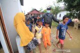 Gubernur Kalsel Sahbirin Noor meninjau lokasi banjir di Kabupaten Banjar, Kalimantan Selatan, Selasa (29/12/2020). Gubernur bersama jajaran Badan Penanggulangan Bencana Daerah (BPBD) Kalsel dan Satuan Polisi Pamong Praja (Satpol PP) Kalsel meninjau lokasi banjir dari Desa Teluk Selong Ulu Kecamatan Martapura Barat sampai Desa Pekauman Kecamatan Martapura Timur dengan berjalan kaki. Foto Antaranews Kalsel/HO-Infuz MC Kalsel/Bay.