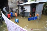 Gubernur Kalsel Sahbirin Noor (kanan) meninjau lokasi banjir di Kabupaten Banjar, Kalimantan Selatan, Selasa (29/12/2020). Gubernur bersama jajaran Badan Penanggulangan Bencana Daerah (BPBD) Kalsel dan Satuan Polisi Pamong Praja (Satpol PP) Kalsel meninjau lokasi banjir dari Desa Teluk Selong Ulu Kecamatan Martapura Barat sampai Desa Pekauman Kecamatan Martapura Timur dengan berjalan kaki. Foto Antaranews Kalsel/HO-Infuz MC Kalsel/Bay.