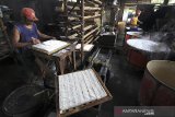 Pekerja menyelesaikan pembuatan tahu di Kelurahan Bojongsari, Indramayu, Jawa Barat, Rabu (30/12/2020). Sejumlah produsen tahu dan tempe di Indramayu berencana melakukan aksi mogok produksi mulai 1 Januari hingga 3 Januari 2021 sebagai bentuk protes atas melonjaknya harga kedelai dari Rp7.000 per kg menjadi Rp10.000 per kg. ANTARA JABAR/Dedhez Anggara/agr