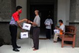 Petugas JNE memberikan sembako kepada penyandang tunanetra dalam program berbagi kebahagiaan di Denpasar, Bali, Rabu (30/12/2020). Kegiatan tersebut untuk membantu penyandang tunanetra yang bekerja sebagai tukang pijat terdampak pandemi COVID-19. ANTARA FOTO/Nyoman Hendra Wibowo/nym