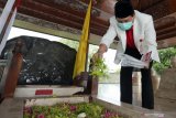 Kepala Badan Pembina Ideologi Pancasila (BPIP) Yudain Wahyudi menabur bunga diatas pusara makam saat berziarah di Makam Presiden Soekarno di Blitar, Jawa Timur, Rabu (30/12/2020). Selain berziarah ke Makam Presiden Soeakrno, Kepala BPIP juga berziarah ke Makam Presiden Abdurrahman Wahid (Gus Dur) dalam rangka napak tilas jejak perdamaian nasional. Antara Jatim/Irfan Anshori/mas.