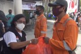 BI Maluku bagikan bantuan sosial kepada 190 pekerja kebersihan