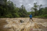 Joki bamboo rafting mengarahkan rakitnya melewati rintangan di sungai amandit Kecamatan Loksado, Kabupaten Hulu Sungai Selatan, Kalimantan Selatan, Jumat (01/01/2021). Merasakan sensasi menyusuri sungai amandit yang berarus deras menggunakan Bamboo Rafting (arung jeram menggunakan bambu) dengan tarif sewa Rp 300 ribu untuk tiga hingga empat orang tersebut menjadi daya tarik wisatawan untuk datang ke Loksado di Kalimantan Selatan. Foto Antaranews Kalsel/Bayu Pratama S.