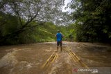 Joki bamboo rafting mengarahkan rakitnya melewati rintangan di sungai amandit Kecamatan Loksado, Kabupaten Hulu Sungai Selatan, Kalimantan Selatan, Jumat (01/01/2021).  Merasakan sensasi menyusuri sungai amandit yang berarus deras menggunakan Bamboo Rafting (arung jeram menggunakan bambu) dengan tarif sewa Rp 300 ribu untuk tiga hingga empat orang tersebut menjadi daya tarik wisatawan untuk datang ke Loksado di Kalimantan Selatan. Foto Antaranews Kalsel/Bayu Pratama S.