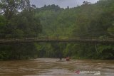 Wisatawan menaiki bamboo rafting menyusuri sungai amandit di Kecamatan Loksado, Kabupaten Hulu Sungai Selatan, Kalimantan Selatan, Jumat (01/01/2021).  Merasakan sensasi menyusuri sungai amandit yang berarus deras menggunakan Bamboo Rafting (arung jeram menggunakan bambu) dengan tarif sewa Rp 300 ribu untuk tiga hingga empat orang tersebut menjadi daya tarik wisatawan untuk datang ke Loksado di Kalimantan Selatan. Foto Antaranews Kalsel/Bayu Pratama S.