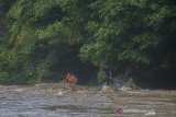 Wisatawan menaiki bamboo rafting menyusuri sungai amandit di Kecamatan Loksado, Kabupaten Hulu Sungai Selatan, Kalimantan Selatan, Jumat (01/01/2021).  Merasakan sensasi menyusuri sungai amandit yang berarus deras menggunakan Bamboo Rafting (arung jeram menggunakan bambu) dengan tarif sewa Rp 300 ribu untuk tiga hingga empat orang tersebut menjadi daya tarik wisatawan untuk datang ke Loksado di Kalimantan Selatan. Foto Antaranews Kalsel/Bayu Pratama S.