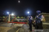 Petugas kepolisian berjaga saat malam pergantian tahun di kawasan wisata siring sungai Martapura di Banjarmasin, Kalimantan Selatan, Kamis (31/12/2020) malam. Pemerintah Kota Banjarmasin menutup sejumlah tempat wisata pada malam pergantian tahun untuk mencegah kerumunan warga.Foto Antaranews Kalsel/Bayu Pratama S.