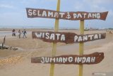 Warga menikmati suasana Pantai Wisata Jumiang, Pamekasan, Jawa Timur, Jumat (1/1/2021). Kendati angkat Pandemi COVID-19 di daerah itu terus meningkat, namun Destinasi wisata tersebut ramai pengunjung guna mengisi libur tahun baru. Antara Jatim/Saiful Bahri/zk