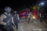 Petugas kepolisian melakukan patroli gabungan di salah satu cafe di Banjarmasin, Kalimantan Selatan, Kamis (31/12/2020) malam.TNI dan POLRI menegakkan aturan pemberlakuan jam malam yang melibihi batas jam yang telah ditentukan saat malam pergantian tahun agar tidak ada kegiatan menyambut tahun baru 2021 yang menimbulkan kerumunan sebagai upaya mencegah penyebaran COVID-19.Foto Antaranews Kalsel/Bayu Pratama S.