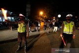 Personil polisi lalu lintas Polresta Banda Aceh mengatur arus lalu lintas di kawasan wisata Ulee Lheu yang ditutup pada malam pergantian tahun masehi di Banda Aceh, Aceh, Jumat (1/1/2021). Forum Komunikasi Pimpinan Daerah (Forkopimda) Kota Banda Aceh melarang perayaan pergantian tahun masehi dari 2020 ke 2021 dengan pesta kembang api, mercon, meniup terompet dan kegiatan lain yang bertentangan dengan syariat Islam serta mencegah warga berkumpul guna menghindari penularan COVID-19. Antara Aceh / Irwansyah Putra.