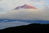 Puncak Gunung Kerinci (3805 mdpl) di antara hamparan awan saat matahari terbit pada awal tahun 2021 di Kayu Aro, Kerinci, Jambi, Jumat (1/1/2021). ANTARA FOTO/Wahdi Septiawan/pras.