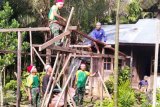 Satgas Pamtas Yonif MR 413 Kostrad bantu warga Mosso bangun pendopo