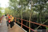 Wisatawan menikmati suasana ekowisata mangrove Karangsong, Indramayu, Jawa Barat, Sabtu (2/1/2021). Pada Libur panjang Natal dan Tahun Baru 2021, ekowisata mangrove Karangsong dipadati wisatawan dengan dari berbagai daerah. ANTARA JABAR/Dedhez Anggara/agr