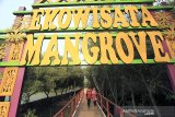 Wisatawan menikmati suasana ekowisata mangrove Karangsong, Indramayu, Jawa Barat, Sabtu (2/1/2021). Pada Libur panjang Natal dan Tahun Baru 2021, ekowisata mangrove Karangsong dipadati wisatawan dengan dari berbagai daerah. ANTARA JABAR/Dedhez Anggara/agr