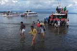 Wisatawan tiba di Pelabuhan Sanur, Denpasar, Minggu (3/1/2021). Jumlah wisatawan yang menggunakan jasa transportasi laut selama liburan tahun baru di pelabuhan tersebut meningkat 50 persen dibandingkan saat hari biasa di masa pandemi COVID-19. ANTARA FOTO/Nyoman Hendra Wibowo/nym