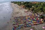 Foto udara suasana Pantai Double Six di Seminyak, Badung, Bali, Minggu (3/1/2021). Akhir masa liburan pada awal tahun baru 2021 dimanfaatkan oleh wisatawan yang didominasi wisatawan domestik untuk mengunjungi berbagai destinasi pariwisata di Pulau Dewata. ANTARA FOTO/Fikri Yusuf/nym.