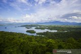 Foto Aerial Waduk Riam Kanan dari puncak Bukit Batas di Kabupaten Banjar, Kalimantan Selatan, Senin (4/1/2021). Wisata puncak Bukit Batas yang menawarkan panorama gugusan pulau serta hamparan pegunungan meratus yang berada di Waduk Riam Kanan tersebut menjadi salah satu potensi wisata alam Kalimantan Selatan yang dapat menarik minat wisatawan untuk berkunjung ke Kalsel. Foto Antaranews Kalsel/Bayu Pratama S.