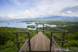 Foto Aerial Waduk Riam Kanan dari puncak Bukit Batas di Kabupaten Banjar, Kalimantan Selatan, Senin (4/1/2021). Wisata puncak Bukit Batas yang menawarkan panorama gugusan pulau serta hamparan pegunungan meratus yang berada di Waduk Riam Kanan tersebut menjadi salah satu potensi wisata alam Kalimantan Selatan yang dapat menarik minat wisatawan untuk berkunjung ke Kalsel. Foto Antaranews Kalsel/Bayu Pratama S.