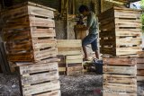 Perajin kayu membuat kursi dan meja di rumah produksi, Padayungan, Kota Tasikmalaya, Jawa Barat, Senin (4/1/2021). Perajin memanfaatkan limbah kayu palet dari sejumlah industri untuk dijadikan beragam model kursi dan meja untuk cafe dengan harga Rp450 ribu hingga Rp800 ribu per set. ANTARA JABAR/Adeng Bustomi/agr
