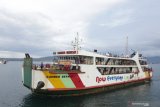 Kapal penyeberangan bersiap sandar di Pelabuhan Ketapang, Banyuwangi, Jawa Timur, Minggu (3/1/2021). Data produksi Posko angkutan Natal dan Tahun Baru 2021 (H+8) di Pelabuhan Ketapang-Gilimanuk  telah menyeberangkan sebanyak 32.774 penumpang atau mengalami penurunan sebanyak 55 persen dari tahun sebelumnya. Antara Jatim/Budi Candra Setya/zk