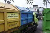 Truk pengangkut sampah parkir di depan Kantor Pemkab Jember, Jawa Timur, Senin (4/1/2021). Puluhan truk pengangut sampah di Jember mogok beroperasi karena tidak ada anggaran operasional bahan bakar minyak (BBM). Antara Jatim/Seno/zk