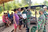 Satgas Yonif 516/CY bagikan sembako warga di perbatasan gunakan perahu