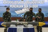 Kepala Staf Angkatan Laut (KSAL) Laksamana TNI Yudo Margono (tengah) didampingi Kepala Pusat Hidrografi dan Oseanografi TNI AL (Pushidrosal) Laksamana Muda TNI Agung Prasetiawan (kanan), dan Asintel KSAL Laksamana Muda TNI, Angkasa Dipua (kiri) menjelaskan tentang penemuan alat berupa 'Sea Glider' saat konferensi pers di Pushidrosal, Ancol, Jakarta, Senin (4/1/2021). KSAL menjelaskan bahwa 'Sea Glider' yang ditemukan oleh nelayan di Kepulauan Selayar, Sulawesi Selatan tersebut berupa alat yang berfungsi untuk mengecek kedalaman laut dan mencari informasi di bawah laut itu akan diteliti lebih lanjut. ANTARA FOTO/M Risyal Hidayat/nym.