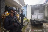 Personel Brimob berjaga saat bongkar muatan truk yang mengangkut vaksin COVID-19 Sinovac di Instalasi Gudang Farmasi dan Perlengkapan Kesehatan Kalsel di Banjarbaru, Kalimantan Selatan, Selasa (5/1/2021). Sebanyak 25.000 dosis vaksin COVID-19 Sinovac tahap pertama tiba di Banjarbaru, Kalimantan Selatan, dan selanjutnya disimpan di ruang pendingin atau cold room sebelum didistribusikan ke tingkat Kabupaten/Kota. Foto Antaranews Kalsel/Bayu Pratama S.