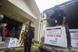 Personel Brimob berjaga saat bongkar muatan truk yang mengangkut vaksin COVID-19 Sinovac di Instalasi Gudang Farmasi dan Perlengkapan Kesehatan Kalsel di Banjarbaru, Kalimantan Selatan, Selasa (5/1/2021). Sebanyak 25.000 dosis vaksin COVID-19 Sinovac tahap pertama tiba di Banjarbaru, Kalimantan Selatan, dan selanjutnya disimpan di ruang pendingin atau cold room sebelum didistribusikan ke tingkat Kabupaten/Kota. Foto Antaranews Kalsel/Bayu Pratama S.