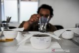 Peserta mengidentifikasi rasa biji kopi saat pelatihan barista bagi mustahik zakat di Astanaanyar, Bandung, Jawa Barat, Selasa (5/1/2021). Pelatihan barista bagi mustahik zakat tersebut guna pemberdayaan ekonomi masyakat di tengah pandemi COVID-19. ANTARA JABAR/Raisan Al Farisi/agr