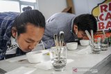 Peserta mengidentifikasi rasa biji kopi saat pelatihan barista bagi mustahik zakat di Astanaanyar, Bandung, Jawa Barat, Selasa (5/1/2021). Pelatihan barista bagi mustahik zakat tersebut guna pemberdayaan ekonomi masyakat di tengah pandemi COVID-19. ANTARA JABAR/Raisan Al Farisi/agr