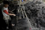 Pekerja menyisir serat ijuk dari pohon aren di Malangbong, Kabupaten Garut, Jawa Barat, Selasa (5/1/2021). Pabrik pengolahan ijuk tersebut mampu menghasilkan 1,5 ton ijuk per minggu yang dijual Rp8 ribu hingga Rp25 ribu per kilogram dan dipasarkan ke sejumlah daerah seperti Tasikmalaya, Bandung, dan Jakarta sebagai bahan baku pembuatan sapu. ANTARA JABAR/Candra Yanuarsyah/agr