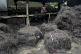 Pekerja menyisir serat ijuk dari pohon aren di Malangbong, Kabupaten Garut, Jawa Barat, Selasa (5/1/2021). Pabrik pengolahan ijuk tersebut mampu menghasilkan 1,5 ton ijuk per minggu yang dijual Rp8 ribu hingga Rp25 ribu per kilogram dan dipasarkan ke sejumlah daerah seperti Tasikmalaya, Bandung, dan Jakarta sebagai bahan baku pembuatan sapu. ANTARA JABAR/Candra Yanuarsyah/agr
