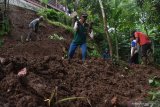 Warga membersihkan reruntuhan tanah di lokasi bencana longsor Desa Padas, Dagangan, Kabupaten Madiun, Jawa Timur, Rabu (6/1/2021). Hujan deras Selasa (5/1) mengakibatkan tanah longsor di sejumlah lokasi di wilayah tersebut. Antara Jatim/Siswowidodo/zk
