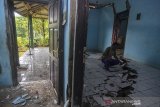 Warga menunjukkan kondisi rumah yang rusak akibat pergerakan tanah di Dusun Cilimus, Desa Indragiri, Kabupaten Ciamis, Jawa Barat, Rabu (6/1/2021). Sebanyak 24 rumah warga retak akibat pergerakan tanah dan 74 jiwa terpaksa mengungsi. ANTARA JABAR/Adeng Bustomi/agr