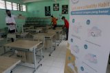 Pegawai sekolah merapikan ruang kelas di SMK.N 1 Bengkulu, Rabu (6/1/2021). Berdasarkan keputusan Pemprov Bengkulu dan Satgas Penanganan Covid-19 pelaksanaan belajar tatap muka pada semester genap tahun 2021 ditunda sampai batas waktu yang belum ditentukan karena kasus Covid-19 di daerah ini terus meningkat. ANTARA FOTO/David Muharmansyah/18