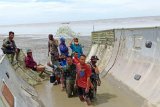 Sampah antariksa di pantai  Kalteng   bukan badan roket