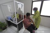 Tim medis menyuntikkan vaksin kepada warga saat simulasi uji coba vaksinasi COVID-19 di Puskesmas Talun, Kabupaten Cirebon, Jawa Barat, Rabu (6/1/2021). Simulasi di puskesmas tersebut dilakukan setelah ditunjuk sebagai salah satu lokasi pelaksanaan ujicoba vaksinasi COVID-19 di kabupaten Cirebon dengan memastikan kesiapan mulai dari alur proses vaksinasi, tenaga kesehatan, observasi, penerapan protokol kesehatan. ANTARA JABAR/Dedhez Anggara/agr