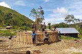 Satgas Yonif Raider 500/Sikatan karya bakti bangun honai warga pedalaman