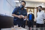 Menteri Badan Usaha Milik Negara (BUMN) Erick Thohir (kiri) didampingi Direktur Utama Bio Farma Honesti Basyir (kanan) meninjau Command Center serta Sistem Manajemen Distribusi Vaksin (SMDV) di Bio Farma, Bandung, Jawa Barat, Kamis (7/1/2021). Kunjungan tersebut dalam rangka memantau dan memastikan proses pengiriman vaksin COVID-19 ke seluruh Indonesia terpantau secara baik dan real time. ANTARA JABAR/M Agung Rajasa/agr