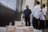 Menteri Badan Usaha Milik Negara (BUMN) Erick Thohir (kiri) didampingi Direktur Utama Bio Farma Honesti Basyir (kanan) meninjau Command Center serta Sistem Manajemen Distribusi Vaksin (SMDV) di Bio Farma, Bandung, Jawa Barat, Kamis (7/1/2021). Kunjungan tersebut dalam rangka memantau dan memastikan proses pengiriman vaksin COVID-19 ke seluruh Indonesia terpantau secara baik dan real time. ANTARA JABAR/M Agung Rajasa/agr