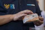 Menteri Badan Usaha Milik Negara (BUMN) Erick Thohir menunjukan kemasan vaksin COVID-19 di Command Center serta Sistem Manajemen Distribusi Vaksin (SMDV) di Bio Farma, Bandung, Jawa Barat, Kamis (7/1/2021). Kunjungan tersebut dalam rangka memantau dan memastikan proses pengiriman vaksin COVID-19 ke seluruh Indonesia terpantau secara baik dan real time. ANTARA JABAR/M Agung Rajasa/agr