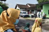 Sejumlah Aparatur Sipil Negara (ASN) antre untuk menjalani tes usap (swab test) COVID-19 di Puskesmas Jiwan, Kabupaten Madiun, Jawa Timur, Kamis (7/1/2021). Pemkab Madiun memfasilitasi tes usap PCR bagi 16 orang ASN yang dinyatakan reaktif berdasarkan hasil tes cepat (rapid test) yang digelar secara massal pada Senin (4/1) guna pencegahan penularan COVID-19. Antara Jatim/Siswowidodo/ZK