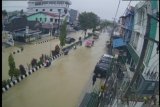 Sejumlah ruas jalan dan pemukiman di Kota Samarinda Jumat pagi (8/1) masih terendam sejak diguyur hujan lebat sehari sebelumnya. Seperti ruas Jalan Antasari dan Siraj Salman. (Foto: Arif-HO/CCTV Pemkot Samarinda)