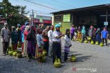 Sejumlah warga mengantre saat membeli gas elpiji 3 kilogram bersubsidi di Kampung Pasar Kulon, Manonjaya, Kabupaten Tasikmalaya, Jawa Barat, Jumat (8/1/2021). Warga setempat kesulitan mendapatkan gas elpiji 3 kilogram sejak dua pekan terakhir akibat keterlambatan pasokan, sehingga harga di tingkat pengecer naik menjadi Rp23 ribu sedangkan di pangkalan mencapai Rp18 ribu per tabung. ANTARA JABAR/Adeng Bustomi/agr