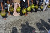 Sejumlah warga mengantre saat membeli gas elpiji 3 kilogram bersubsidi di Kampung Pasar Kulon, Manonjaya, Kabupaten Tasikmalaya, Jawa Barat, Jumat (8/1/2021). Warga setempat kesulitan mendapatkan gas elpiji 3 kilogram sejak dua pekan terakhir akibat keterlambatan pasokan, sehingga harga di tingkat pengecer naik menjadi Rp23 ribu sedangkan di pangkalan mencapai Rp18 ribu per tabung. ANTARA JABAR/Adeng Bustomi/agr