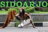 Dalang Ompong Soedharsono melakukan pertunjukan wayang kontemporer di Alun Alun Sidoarjo, Jawa Timur, Kamis (7/1/2021). Pertunjukan wayang kontemporer dengan berkeliling tersebut untuk mengenalkan dan melestarikan budaya Indonesia di tengah terpaan budaya luar.  Antara Jatim/Umarul Faruq/zk