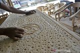 Pekerja menyelesaikan pembuatan meja di toko mebel, Limbangan, Kabupaten Garut, Jawa Barat, Jumat (8/1/2021). Pengusaha mebel setempat mengaku pesanan berbagai produk mebel kini mulai meningkat dengan omzet Rp60 juta dalam sebulan terakhir seiring pemanfaatan media penjualan daring selama pandemi COVID-19. ANTARA JABAR/Candra Yanuarsyah/agr